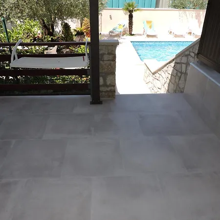 Pansion Berat アパート