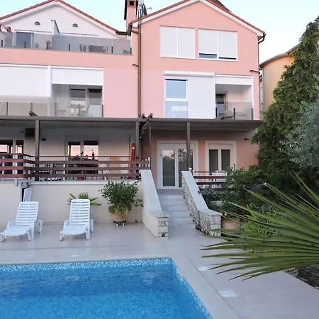 Pansion Berat アパート ボドニャン